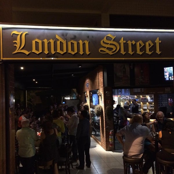 Photo taken at London Street Pub by Elton A. on 10/16/2016