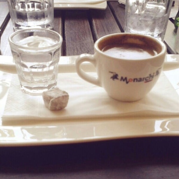 Foto diambil di Monarchi | Cafe ve Restaurant oleh HELİN I. pada 11/5/2015