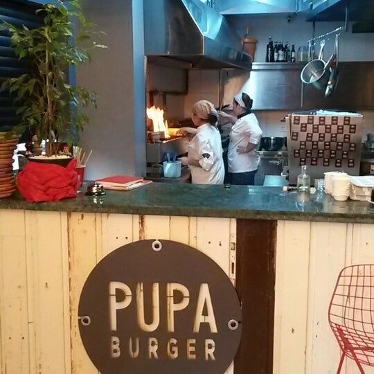 Снимок сделан в Pupa Burger пользователем Berk G. 5/26/2014