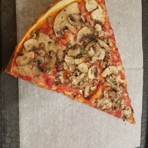Снимок сделан в Rizzo&#39;s Fine Pizza пользователем hllywdgirl 12/11/2017