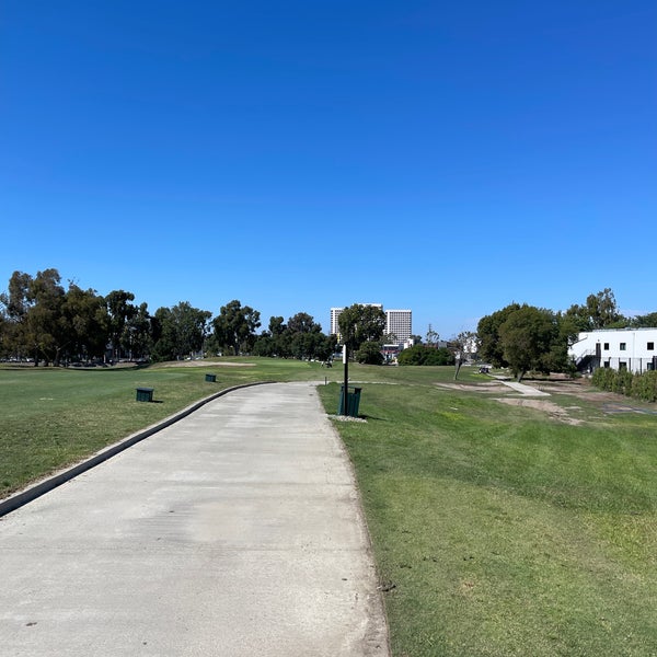 Foto diambil di Rancho San Joaquin Golf Course oleh Allen C. pada 9/28/2022