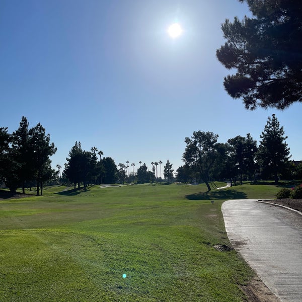 Foto diambil di Tustin Ranch Golf Club oleh Allen C. pada 9/10/2021