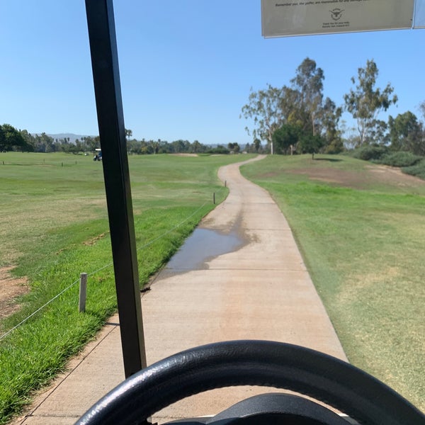 รูปภาพถ่ายที่ Rancho San Joaquin Golf Course โดย Allen C. เมื่อ 8/27/2019