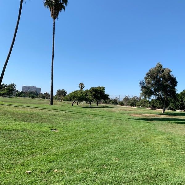รูปภาพถ่ายที่ Rancho San Joaquin Golf Course โดย Allen C. เมื่อ 8/5/2019