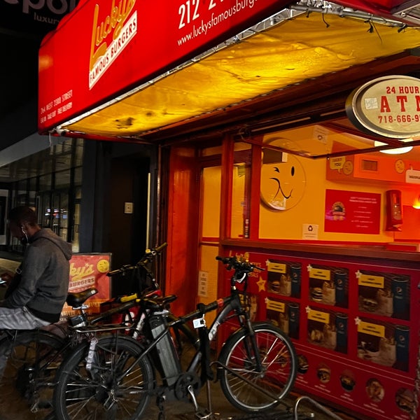 Foto tirada no(a) Lucky&#39;s Famous Burgers por David em 5/9/2023
