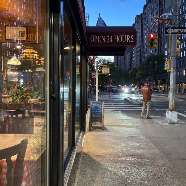 รูปภาพถ่ายที่ Chelsea Square Restaurant โดย David เมื่อ 4/26/2023