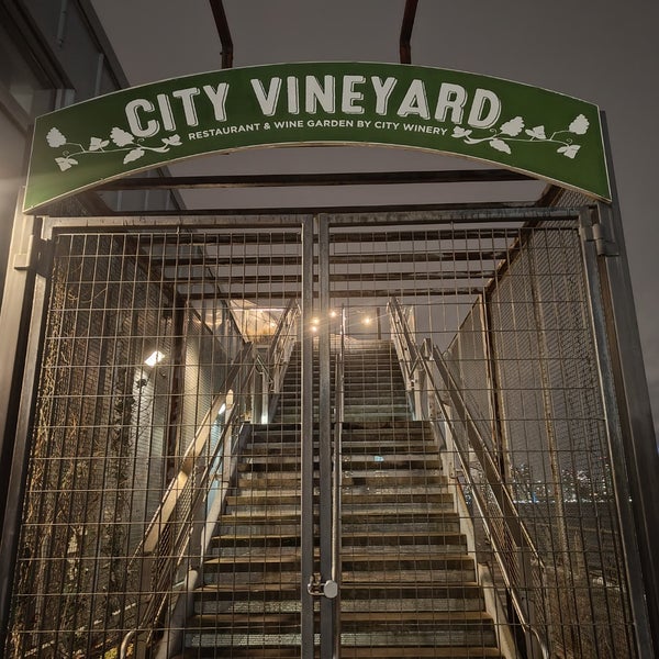 รูปภาพถ่ายที่ City Vineyard โดย David เมื่อ 2/23/2024
