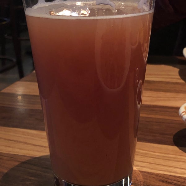 Foto diambil di BJ&#39;s Restaurant &amp; Brewhouse oleh Adam G. pada 3/17/2019