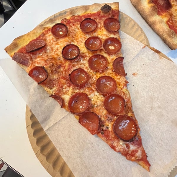 Foto scattata a Williamsburg Pizza da Adam G. il 3/21/2023