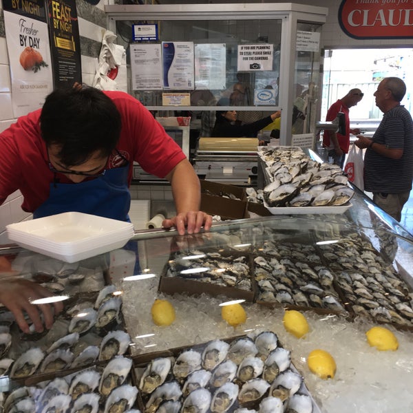 Foto tirada no(a) Claudio&#39;s Seafoods por Arjan v. em 3/16/2018