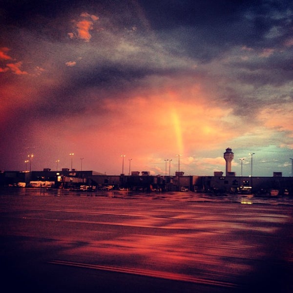 7/8/2013 tarihinde Jesse N.ziyaretçi tarafından Washington Dulles International Airport (IAD)'de çekilen fotoğraf