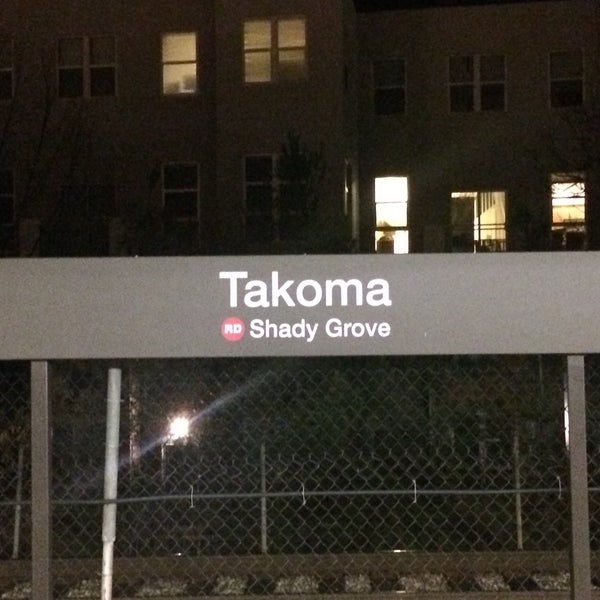 รูปภาพถ่ายที่ Takoma Metro Station โดย Analucia R. เมื่อ 12/8/2016