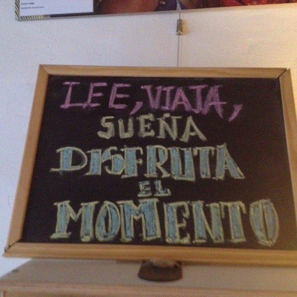 Photo taken at La Ciudad Invisible | Café-librería de viajes by Analucia R. on 10/20/2015