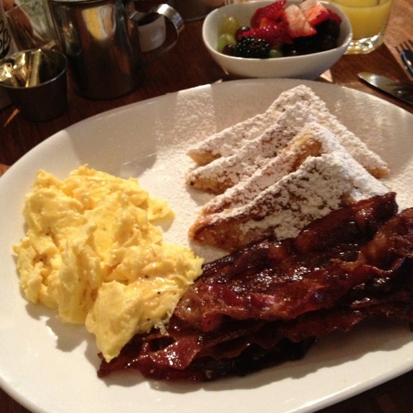 2/16/2013 tarihinde Mary E.ziyaretçi tarafından Spoons Cafe'de çekilen fotoğraf
