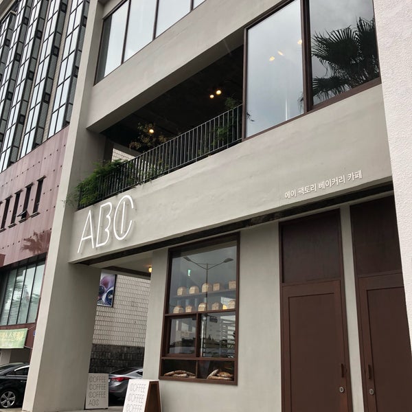 A Factory Cafe - Jeju-si에서 커피숍일에서의 사진