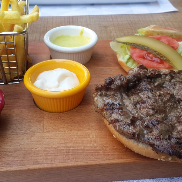 Steak Burger sıradan hamburgere son 😄😄 kesinlikle etin burger ekmeği ile buluşması bi harika olmuş 😉
