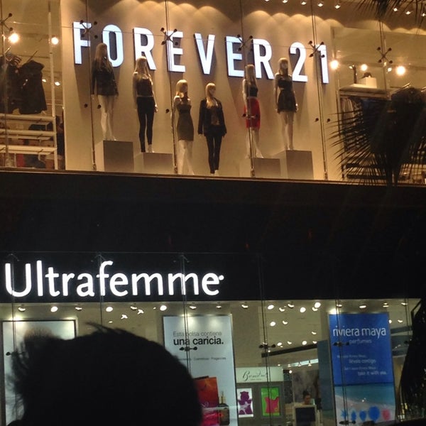 Photo taken at Forever 21 by Ariadna F. on 12/21/2013