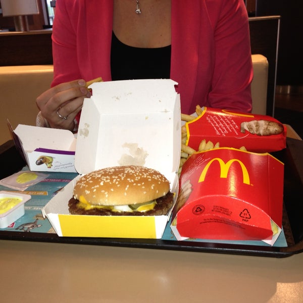 รูปภาพถ่ายที่ McDonald&#39;s โดย Christo B. เมื่อ 4/26/2013