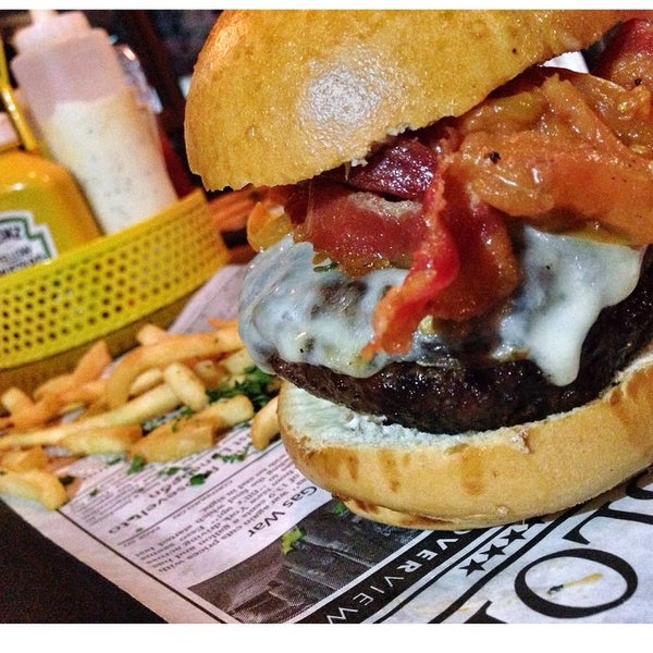 Foto diambil di Max Fifty Burger &amp; Bar oleh GastroRD pada 12/5/2014