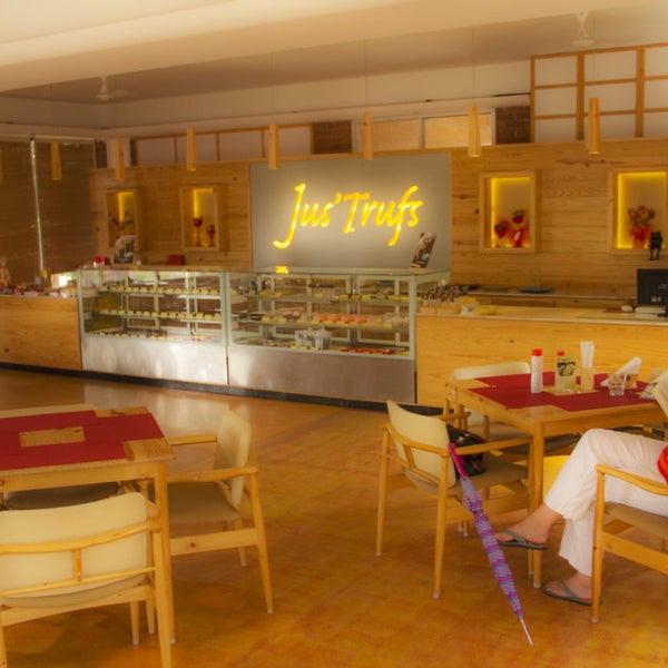 Снимок сделан в Jus&#39;Trufs Chocolate Shop and Cafe - Jakkur пользователем Jus&#39;Trufs Chocolate Shop and Cafe - Jakkur 12/9/2013
