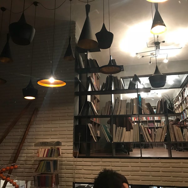 Photo taken at Tasarım Bookshop Cafe by .... on 4/4/2018