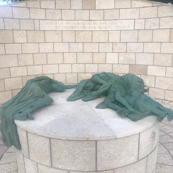 Снимок сделан в Мемориал Холокоста в Еврейской федерации Большого Майами пользователем Airanthi W. 1/7/2020