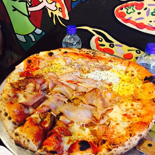 Foto scattata a Michelangelo&#39;s Pizzeria da Lim C. il 9/9/2015
