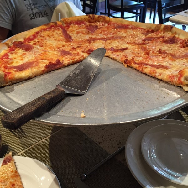 Снимок сделан в Vesuvio Pizzeria &amp; Restaurant пользователем yukiemon 10/9/2015