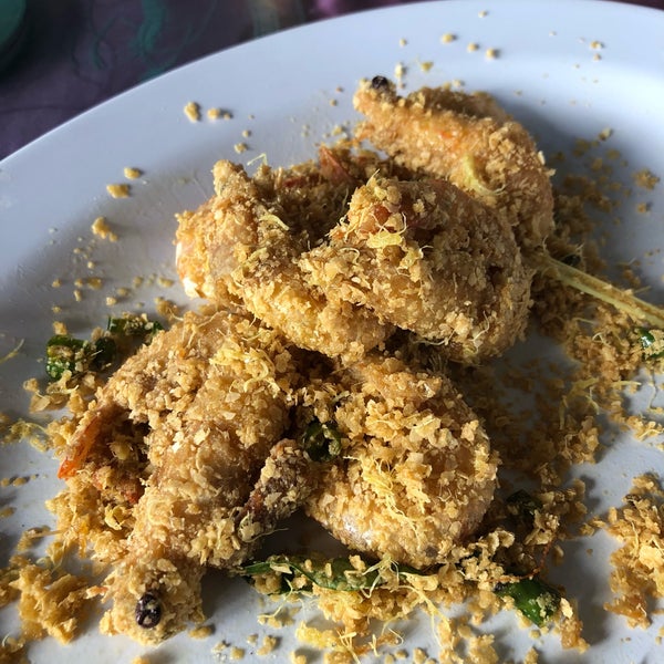 Photo taken at Kang Kao Seafood (十八丁港口海鲜楼) by Sha Kimin on 9/10/2018