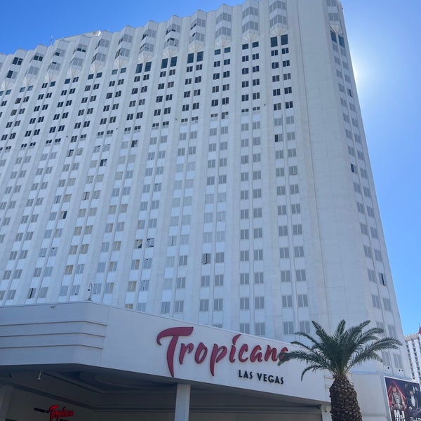 Foto diambil di Tropicana Las Vegas oleh Jonny B. pada 4/2/2024