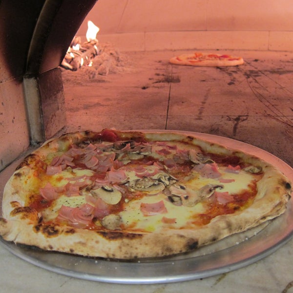 Foto tirada no(a) Filippo Wood Oven &amp; Pizza Bar por Filippo Wood Oven &amp; Pizza Bar em 12/9/2013