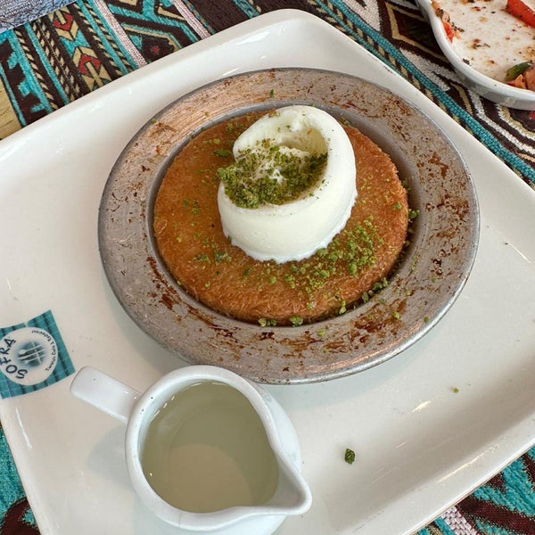 Снимок сделан в Sofra Turkish Cafe &amp; Restaurant пользователем Joan C. 4/2/2023