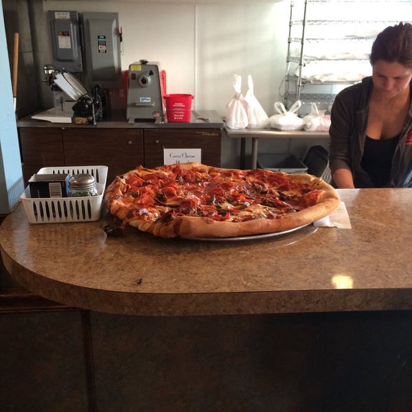 Photo taken at Shelly Pie Pizza by Jenda on 4/4/2015