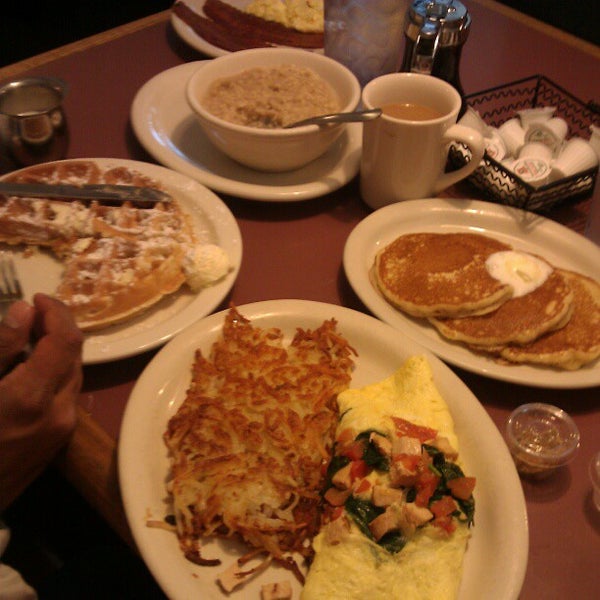รูปภาพถ่ายที่ Dan&#39;s Restaurant โดย Alicia S. เมื่อ 12/19/2012