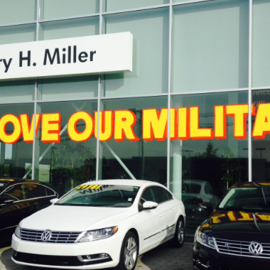 3/17/2015에 Larry H. Miller Volkswagen Tucson님이 Larry H. Miller Volkswagen Tucson에서 찍은 사진