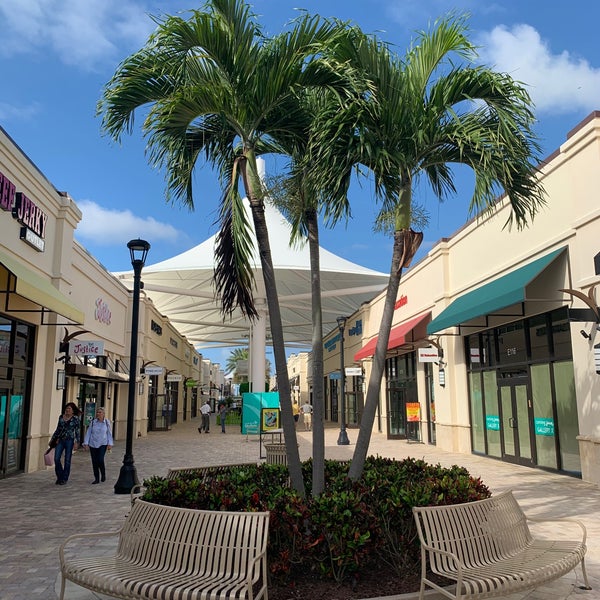 Photo prise au Palm Beach Outlets par Aline P. le1/14/2020