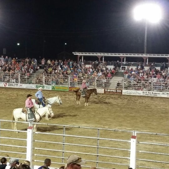 Снимок сделан в Cowtown Rodeo пользователем Chris Costner 8/17/2014