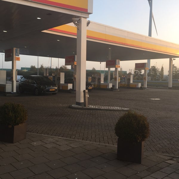 Photo taken at Shell by Thijs D. on 11/11/2016