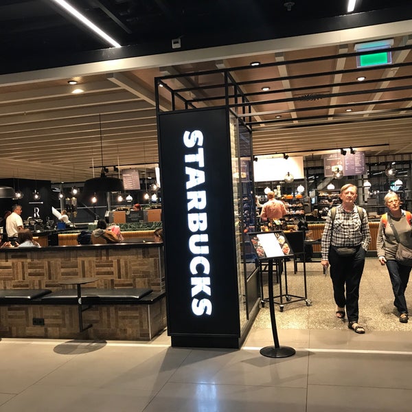 รูปภาพถ่ายที่ Starbucks โดย Thijs D. เมื่อ 9/27/2017