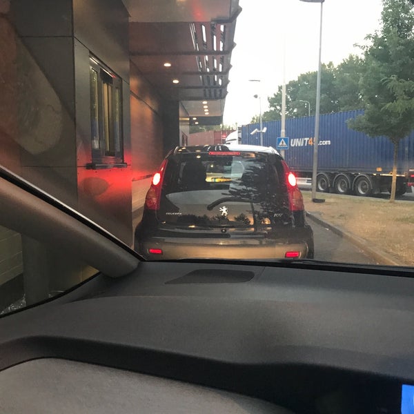 รูปภาพถ่ายที่ McDonald&#39;s โดย Thijs D. เมื่อ 7/26/2018