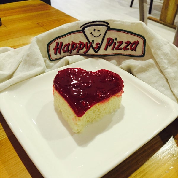 Photo taken at Happy&#39;s Pizza by BERKANT K. on 1/26/2016