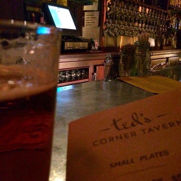 Foto tirada no(a) Ted&#39;s Corner Tavern por Sean M. em 5/7/2015