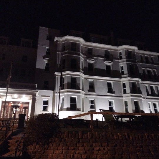 รูปภาพถ่ายที่ Bournemouth Highcliff Marriott Hotel โดย Regina H. เมื่อ 4/14/2022