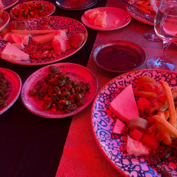 รูปภาพถ่ายที่ Bayazhan Restaurant โดย mehveş เมื่อ 7/1/2023