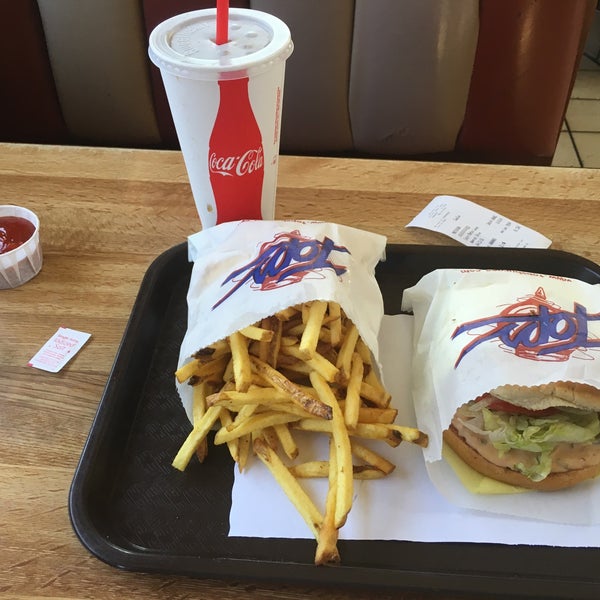 4/13/2016 tarihinde Steven d.ziyaretçi tarafından Tops Burger'de çekilen fotoğraf