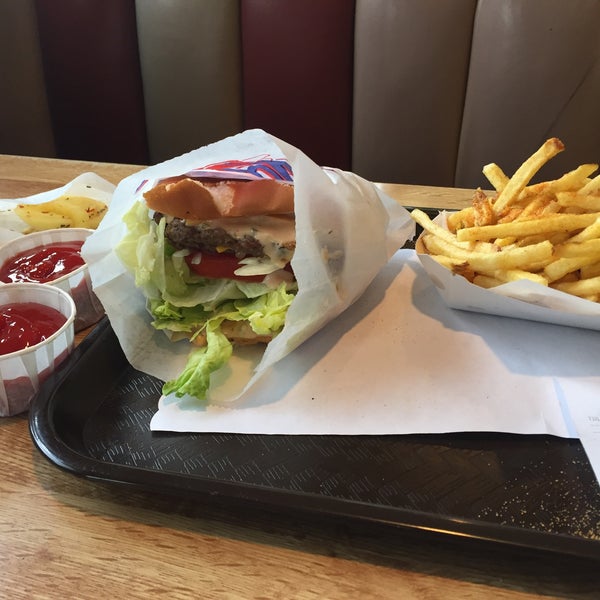 5/15/2017 tarihinde Steven d.ziyaretçi tarafından Tops Burger'de çekilen fotoğraf