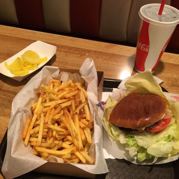 11/13/2015 tarihinde Steven d.ziyaretçi tarafından Tops Burger'de çekilen fotoğraf