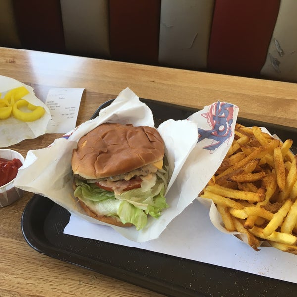 7/13/2016 tarihinde Steven d.ziyaretçi tarafından Tops Burger'de çekilen fotoğraf