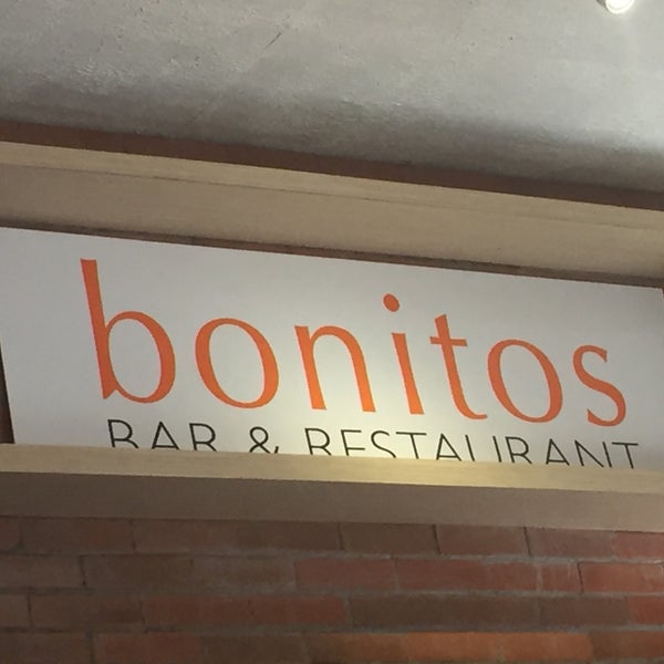 Foto scattata a Bonitos Bar &amp; Restaurant da Jenn Garcia C. il 2/13/2016