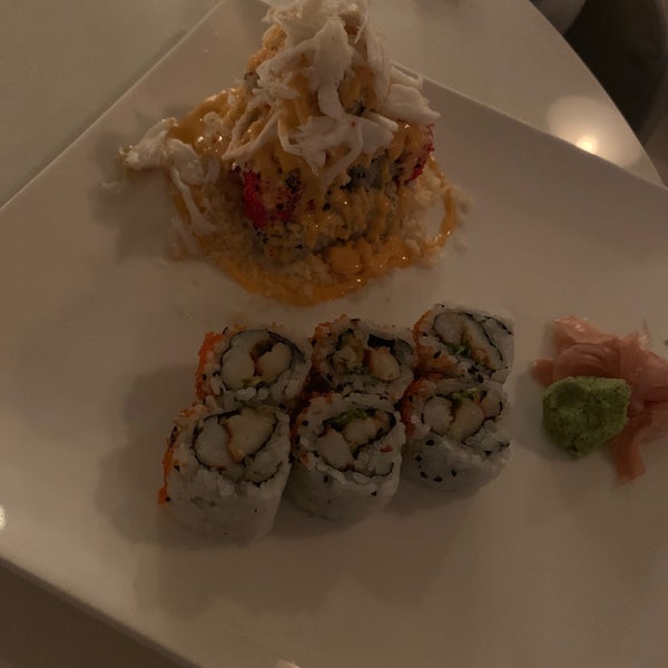 รูปภาพถ่ายที่ Friends Sushi โดย Mona س. เมื่อ 3/24/2019